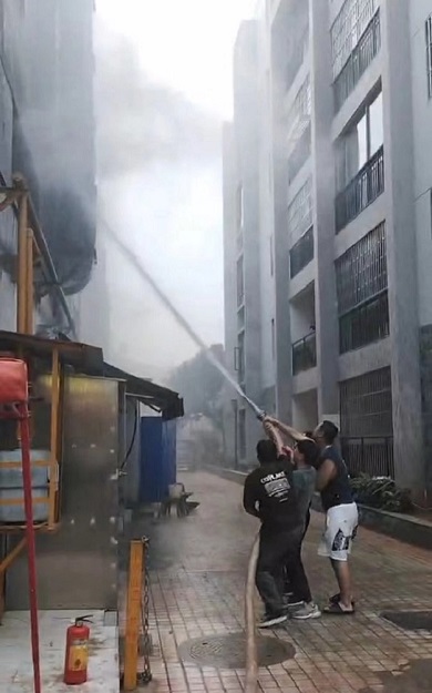 云南保全保安員  臨危不懼、奮勇當先、勇敢撲滅火災